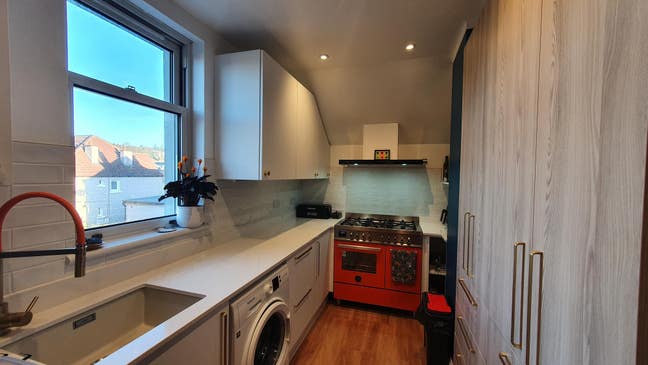 Double Room in Home with 2 Reception Areas Main Photo