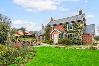 Cottage in New Forest Nat Park close to refinery Main Photo