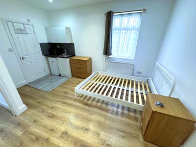  Bedsit Studio  &pound;925. Pcm  Main Photo