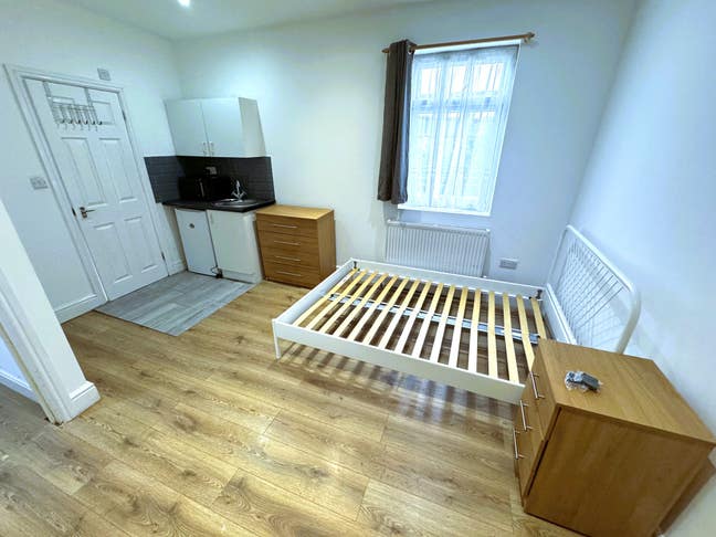  Bedsit Studio  &pound;925. Pcm  Main Photo