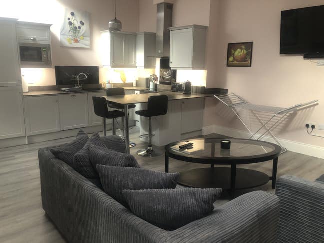 Large Double Bedroom in Centre of Clare Main Photo