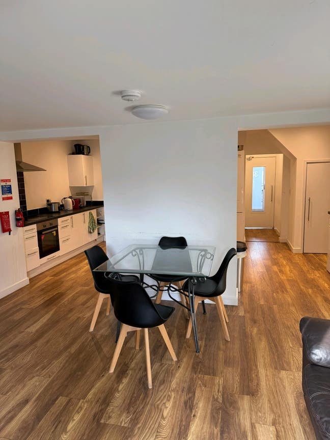 Large Double Room with Private Ensuite in CB5 Main Photo