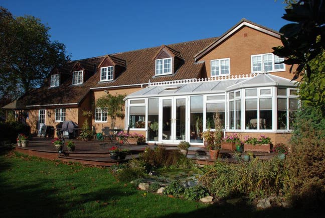 Double bedroom with en-suite in executive property Main Photo