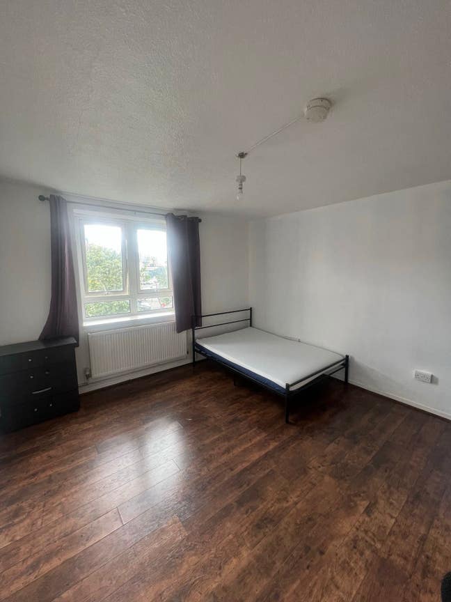 2 Double Rooms in E1 Main Photo