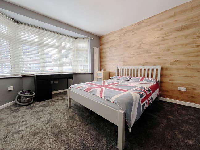 One Bedroom Flat 10-15 Mins Walk to Hounslow West Main Photo