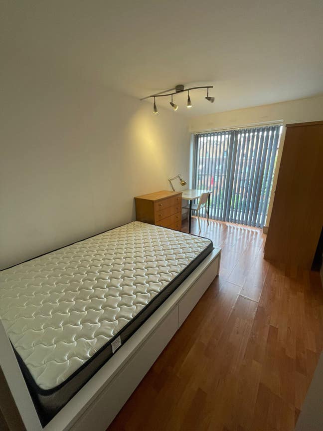 Modern Double Room with Private Balcony, E14 Main Photo