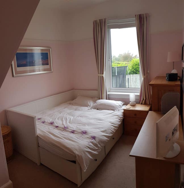 Room available in family home Main Photo