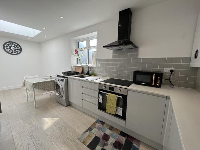 Excellent 2B2B House to let! Bills included Main Photo