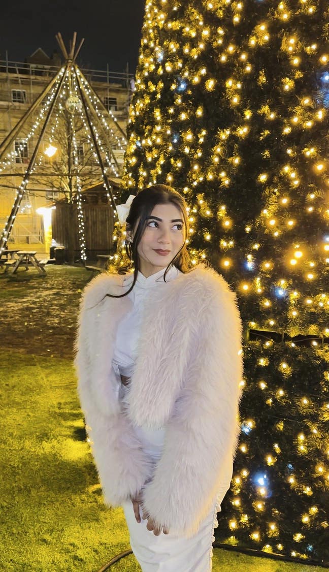 I am a professional female aged 23. I am look... Main Photo