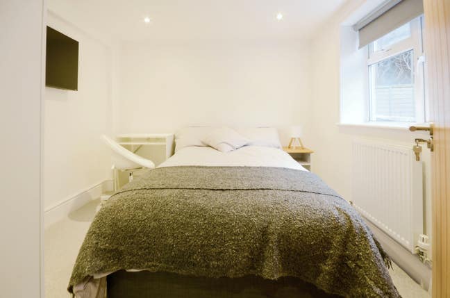 Freshly refurbished double room in beautiful house Main Photo