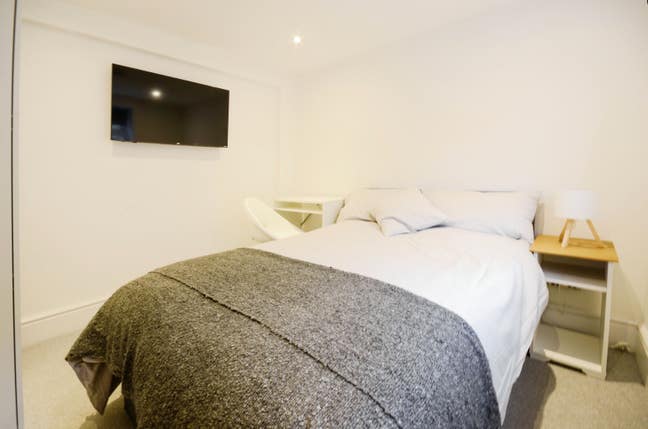 Fresh double room | 900Mb broadband & parking incl Main Photo