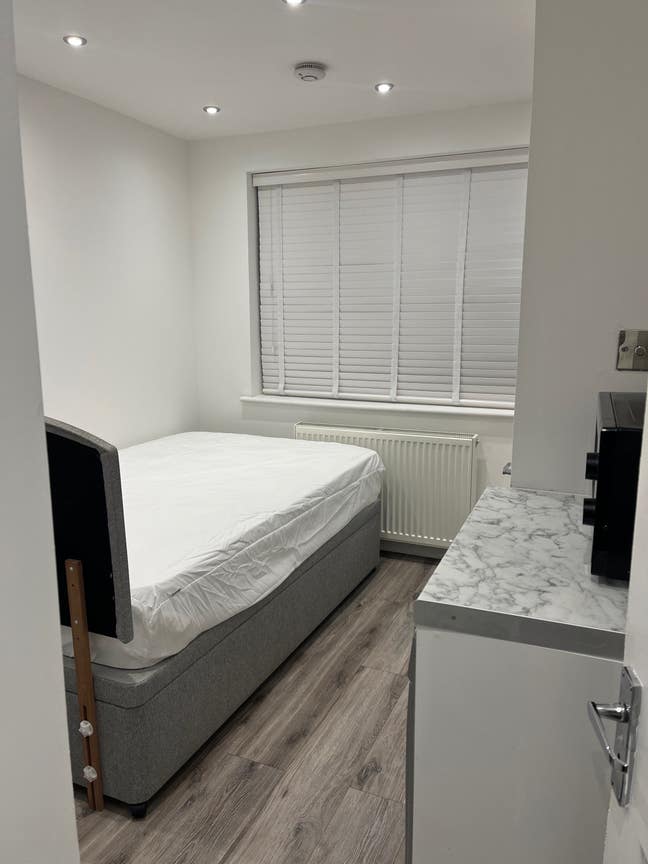 Self-Contained Studio Flat - Carshalton  Main Photo