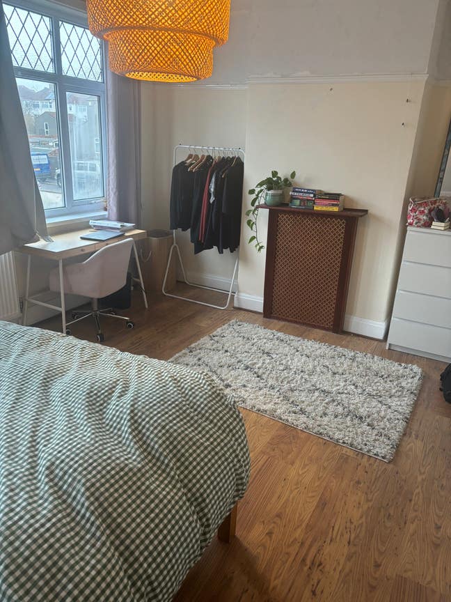 Spacious double room for short term let  Main Photo