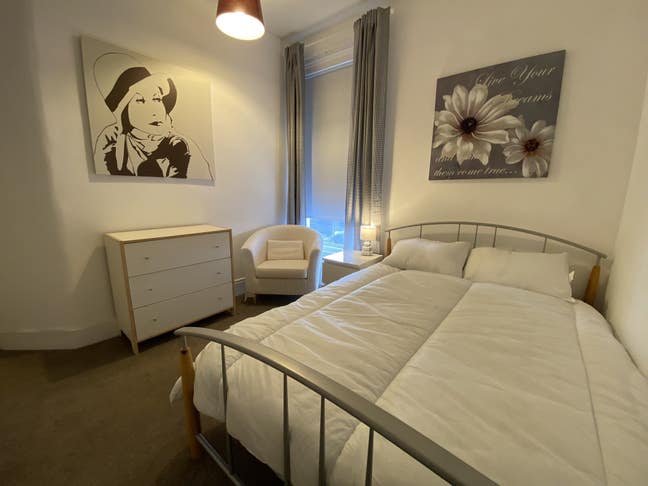 A spacious fully furnished room in an extremely fr Main Photo