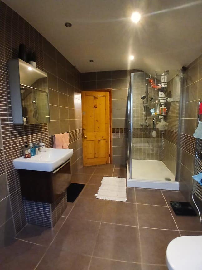 Large Double rm Nr Twn & Train Stn Bills inc INC Main Photo