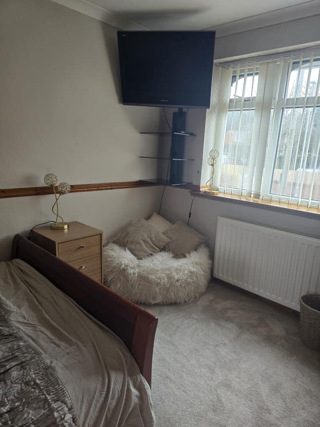 Ideal for Professionals - Share with 1 person only Main Photo