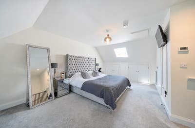 Modern En-suite |Separate Bath Main Photo