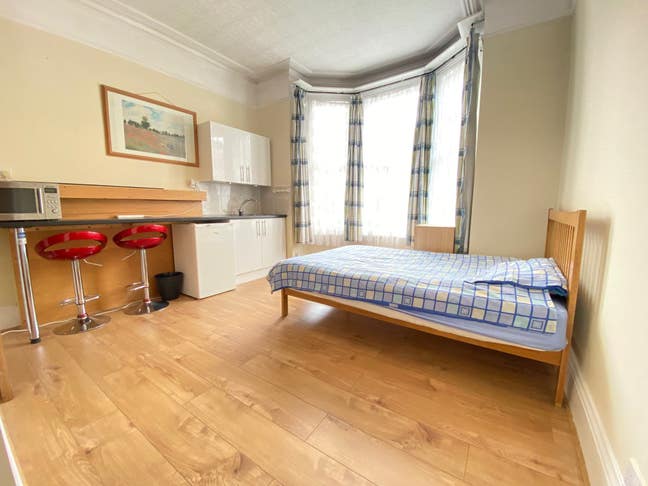 **Studio**Broughton Road**West Ealing**inc Bills  Main Photo