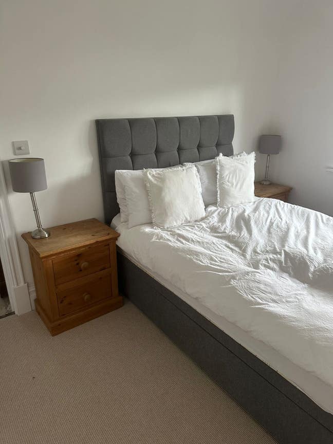 Double room walking distance to Woking Main Photo