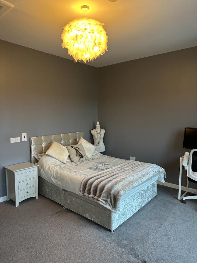  Large En-suite Room in our family home  Main Photo