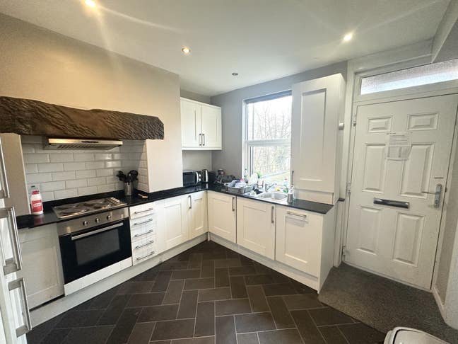 Lovely House Share Near Burley Train Station LS4 Main Photo