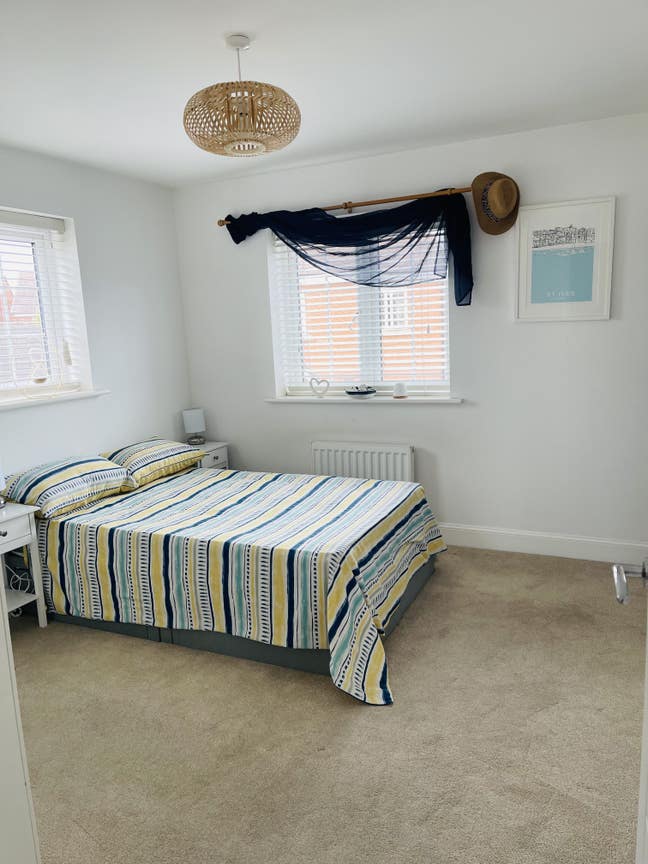 Double en-suite room in modern house  Main Photo