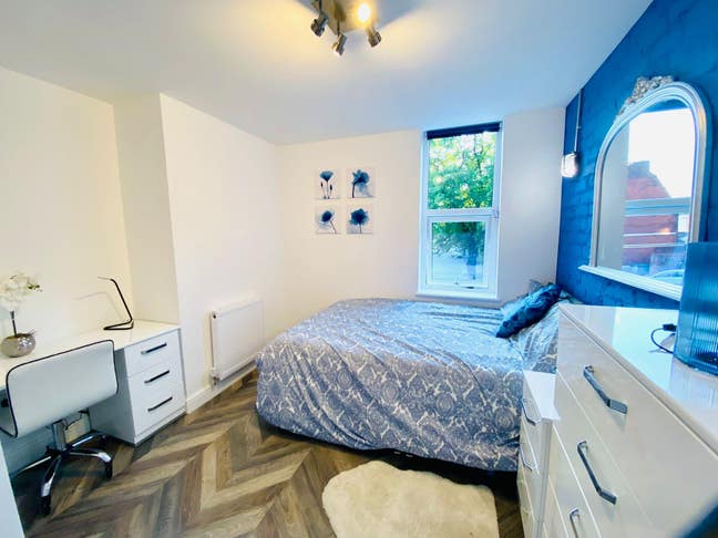 WOW Factor 12 Bed  Fallowfield 🏡  Main Photo