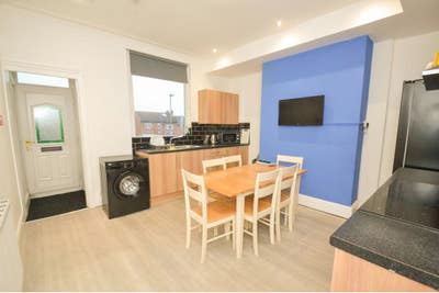 Amazing room at Silver Royd Hill! Main Photo