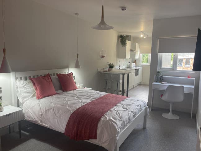 Studio Living - Close to City Centre & Markeaton Main Photo