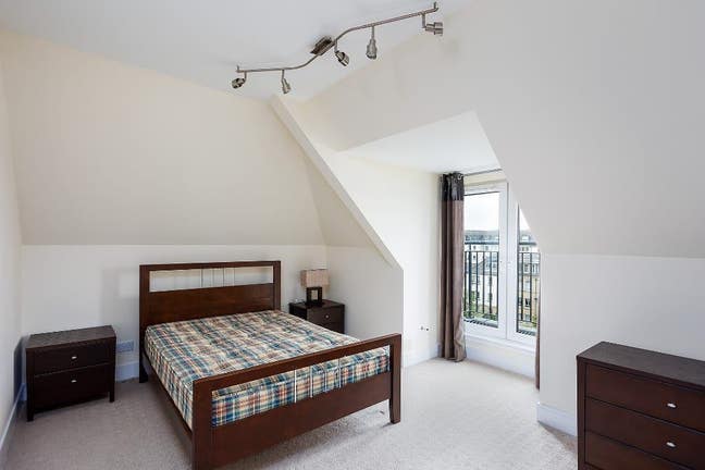 Large, double room, ensuite Main Photo