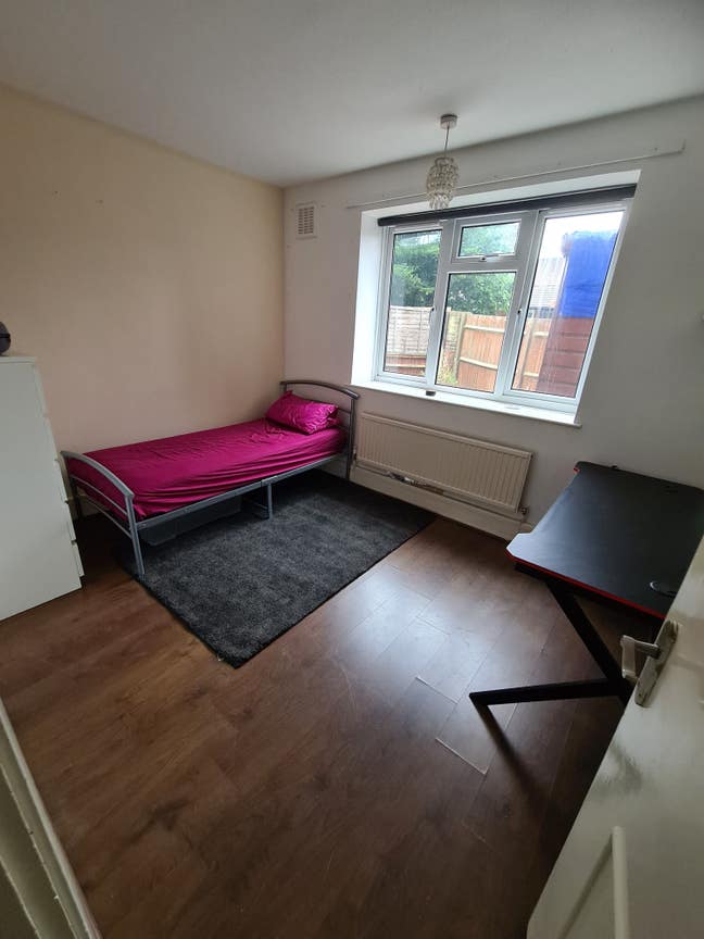 Excellent Double Bed Room 5 Minutes from the Tube Main Photo