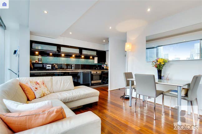 Beautiful flat in the heart of Stratford! Main Photo