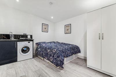 Studio Flat to let in tooting bec SW17 Incl Bills  Main Photo