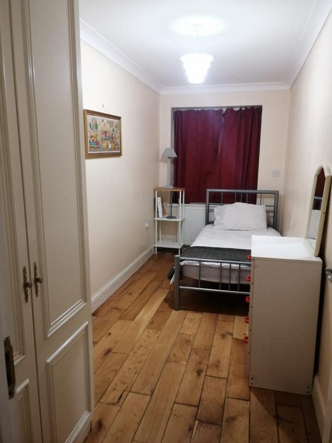 Single room in a family home  Main Photo