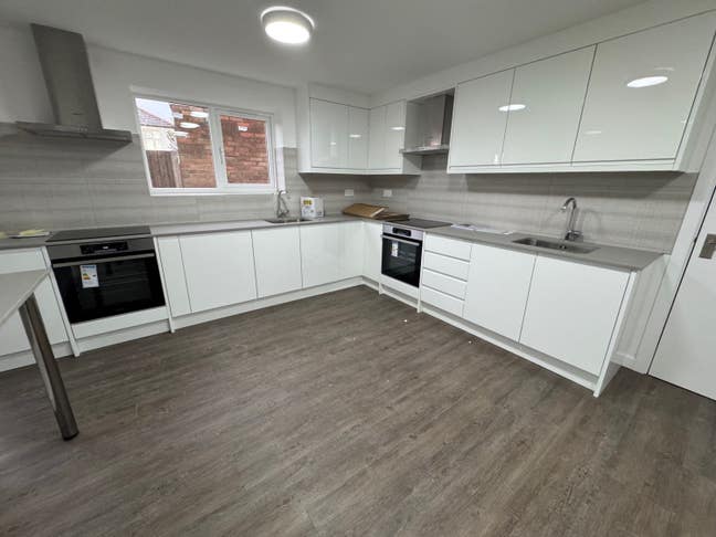 Brand new double En-suits room  in Southall Main Photo