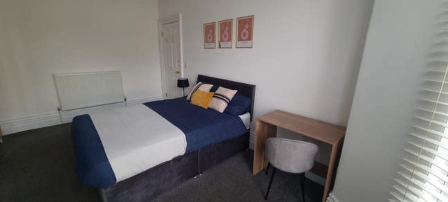 Double En-suite, central location Main Photo