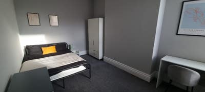 Double En-suite, central location Main Photo