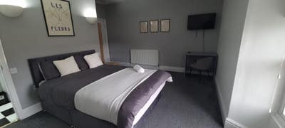 Double En-suite, central location Main Photo