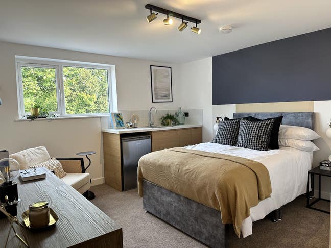 Last Room available in NEW house conversion Main Photo