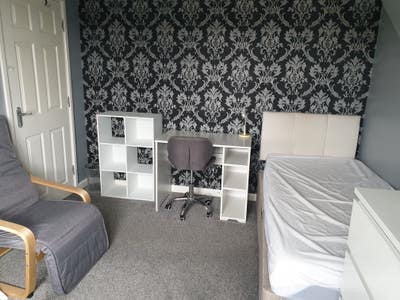 Large double room with single, clean / quiet house Main Photo