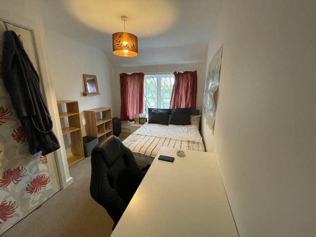 Double room in a shared house  Main Photo
