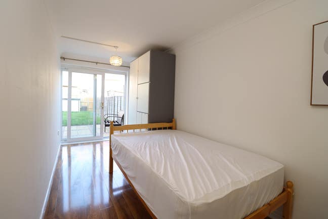 3 Beautiful rooms in the heart of BARKING!  Main Photo