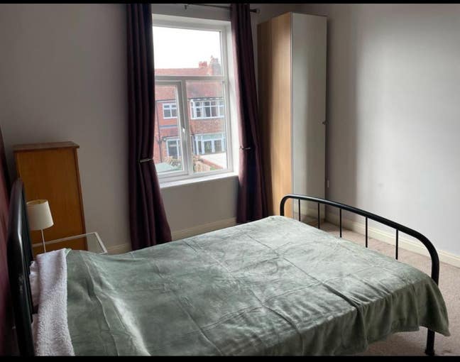 Lovely, spacious ensuite room available in Urmston Main Photo