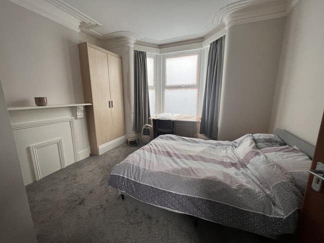 Large and airy double ensuite room - Chapeltown Main Photo