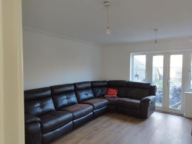 3Beds House with Living Room-Gardens@IG2 7LZ Main Photo