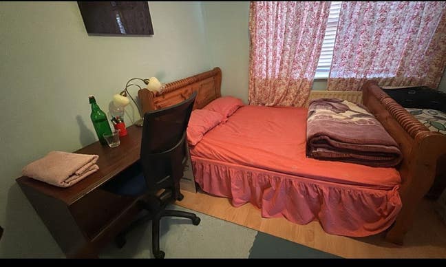 Spacious double bedroom   Main Photo