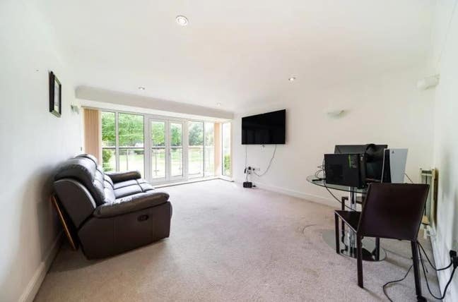 Balcony Room in BR3 Gated Development - Concierge Main Photo