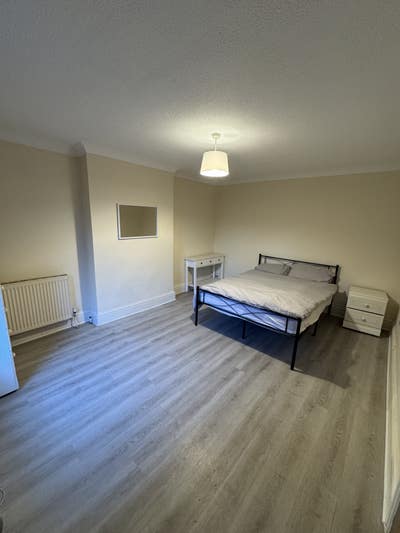 King Size Bedroom in detached house with parking Main Photo