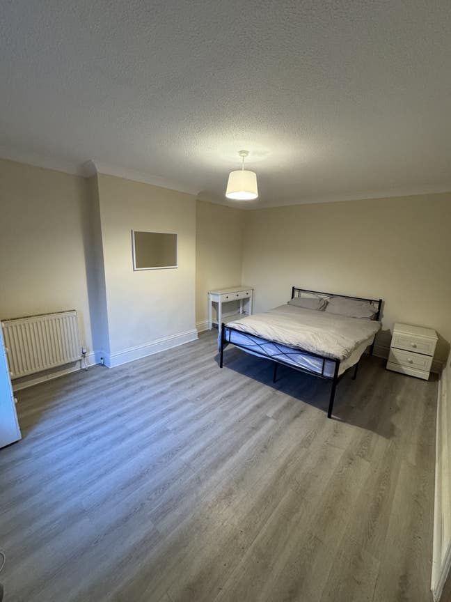 King Size Bedroom in detached house with parking Main Photo