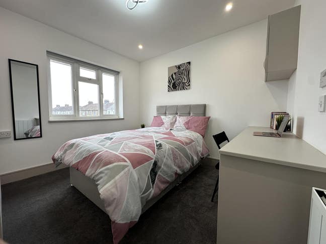 En-Suite Modern Room Waltham Cross Main Photo